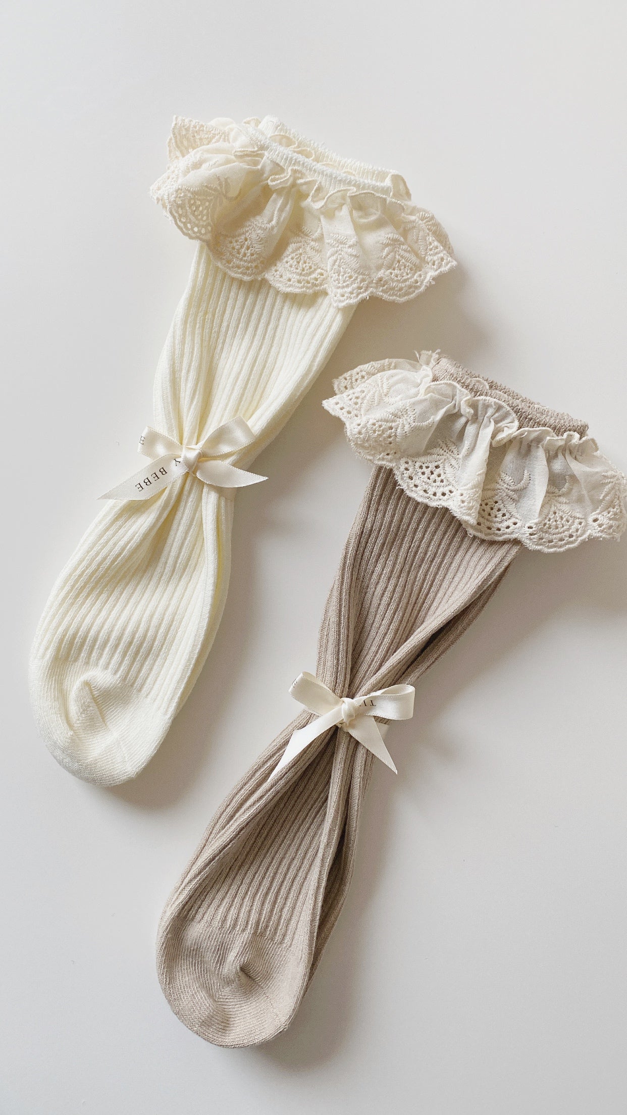 Oatmeal broderie frill sokken